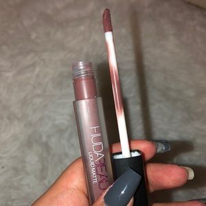 HUDA BEAUTY LIQUID MATTE LIPSTICK